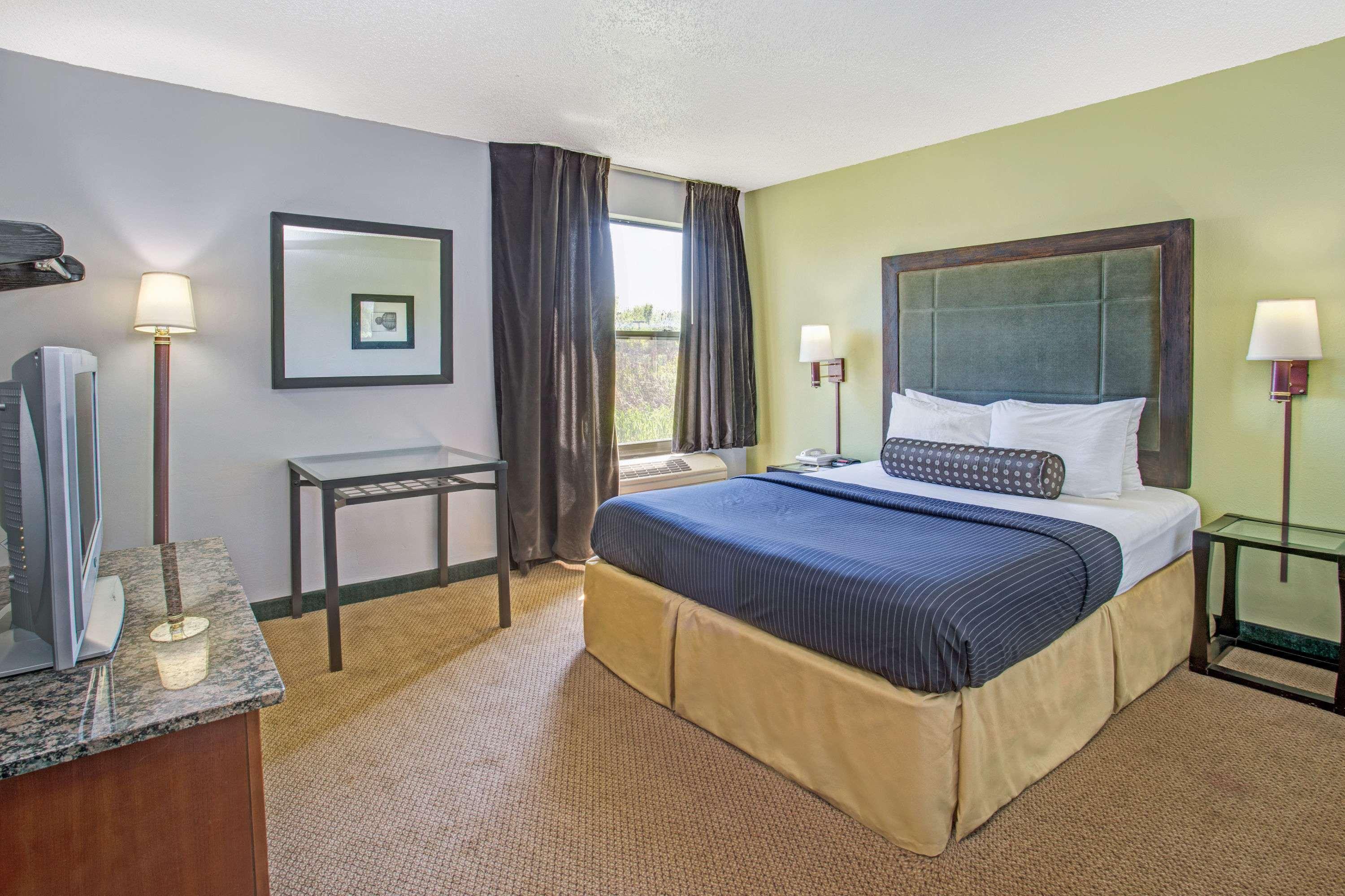 Days By Wyndham Great Lakes Naval Base