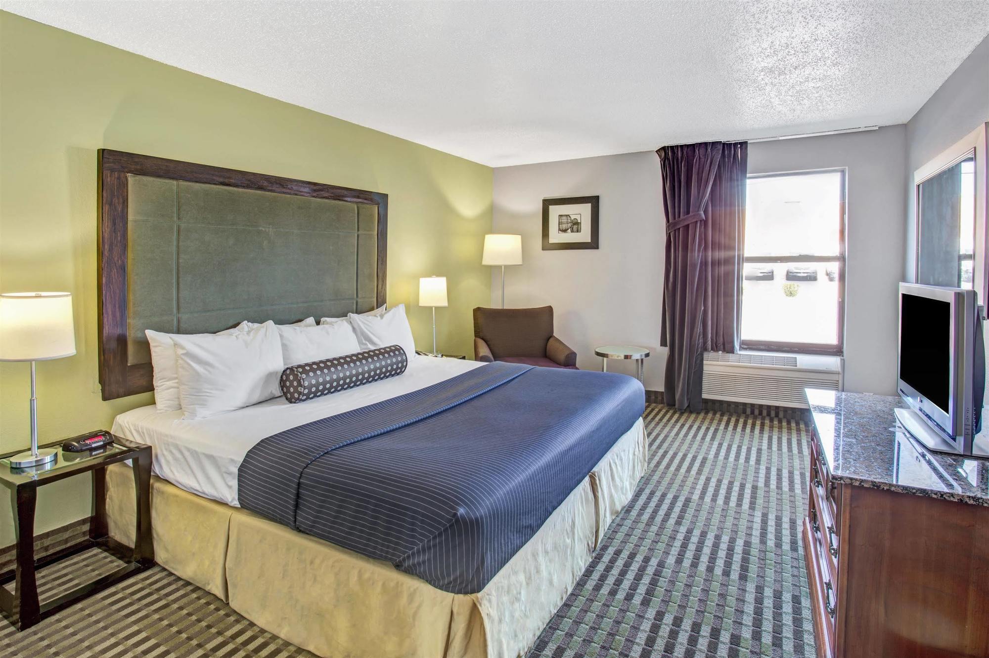 Days By Wyndham Great Lakes Naval Base Hotel *