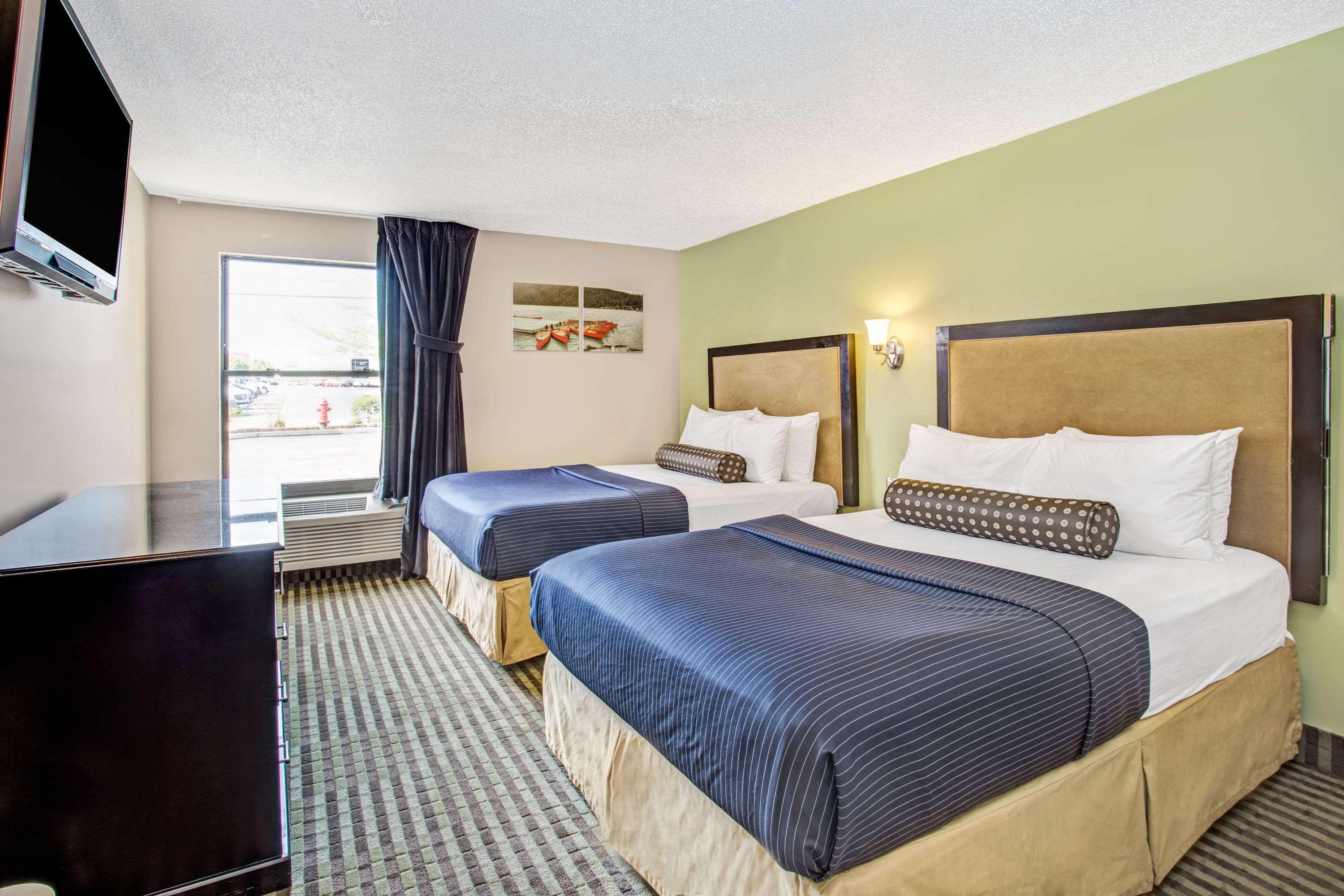 Days By Wyndham Great Lakes Naval Base